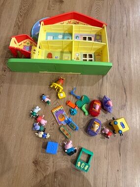 Peppa Pig Red Roof Yellow Playhouse with Green Base and Assorted Figures
